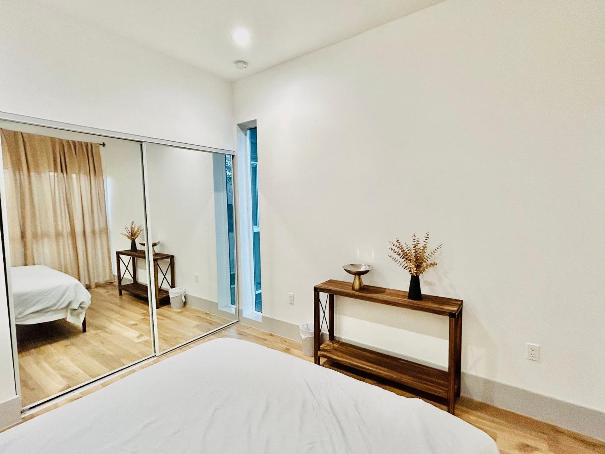 Newly Built Stylish Modern 2b In La Apartment *