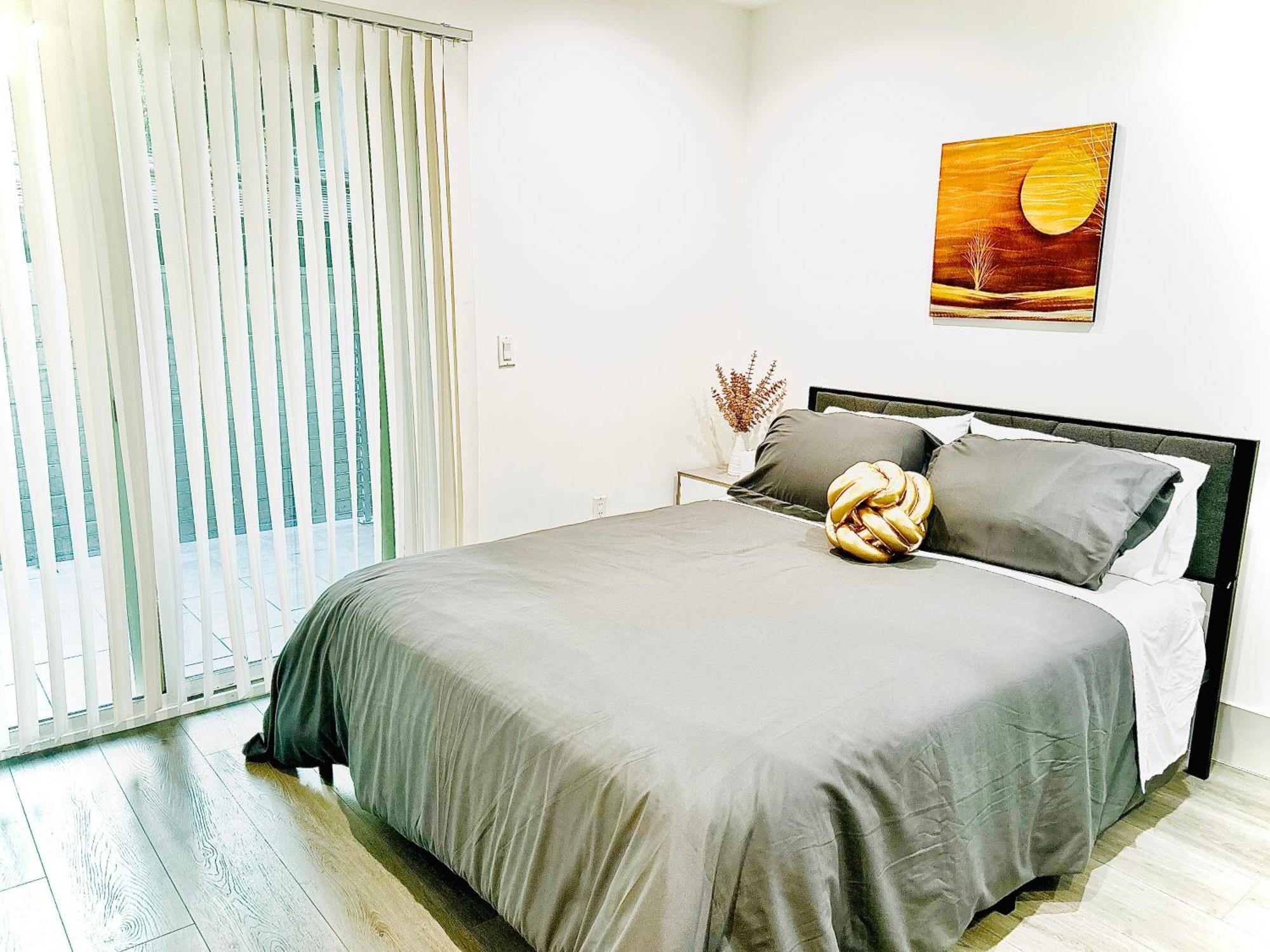 Newly Built Stylish Modern 2b In La Apartment *